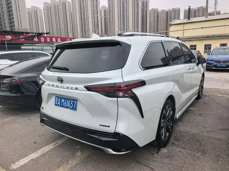 Toyota Granvia Grevia 2023 2.5L Hybrid VIP Edition 2023 — миниатюра 2