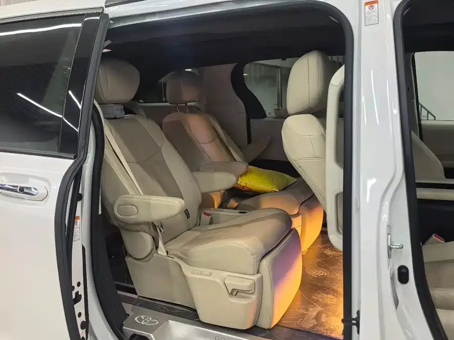 Toyota Granvia Grevia 2023 2.5L Hybrid VIP Edition 2023 — миниатюра 3