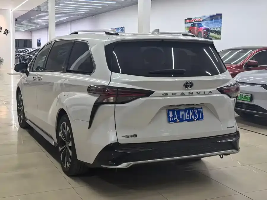 Toyota Granvia Grevia 2023 2.5L Hybrid VIP Edition 2023 — миниатюра 5