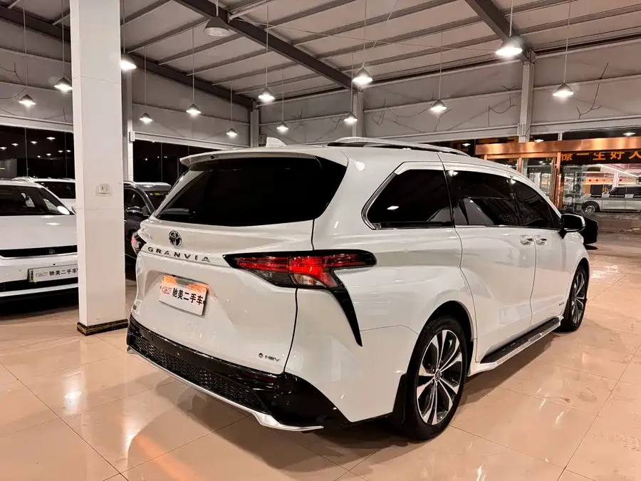 Toyota Granvia Grevia 2023 2.5L Hybrid Premium PLUS Edition 2024 — миниатюра 2