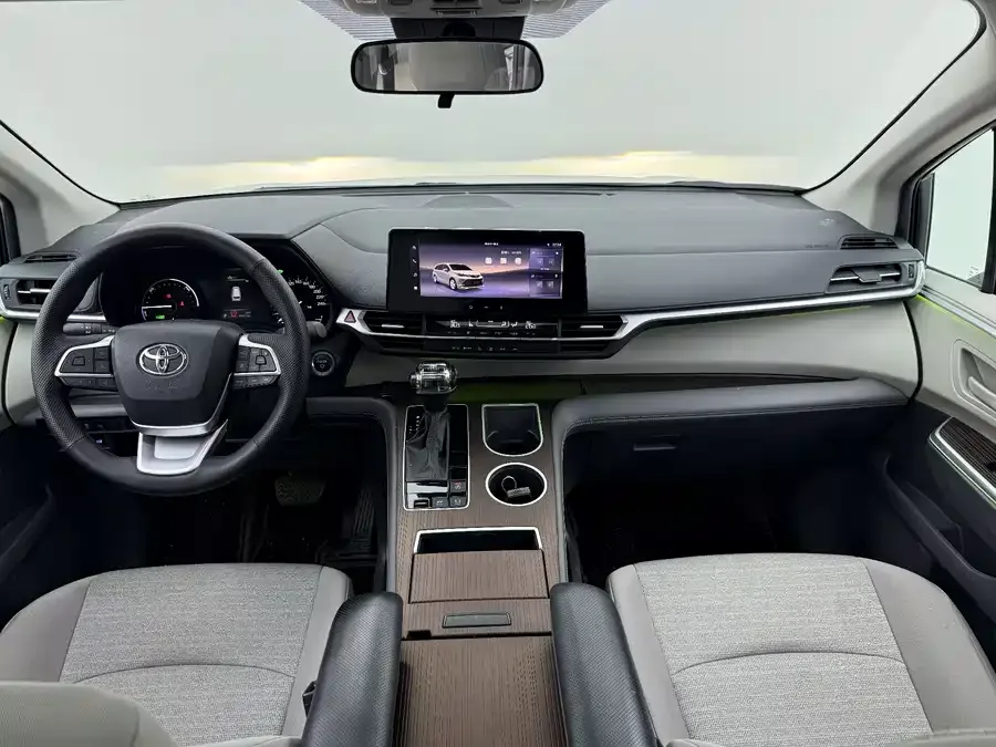 Toyota Sienna SIENNA 2023 2.5L Hybrid Comfort Edition 2024 — миниатюра 2
