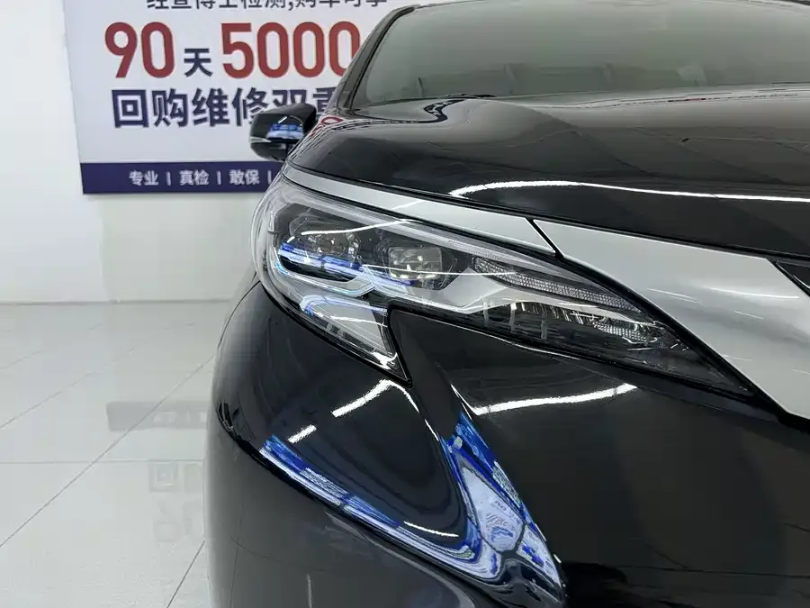 Toyota Sienna SIENNA 2021 2.5L Hybrid Platinum Edition 2022 — миниатюра 2