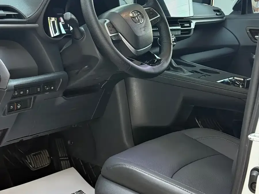 Toyota Sienna SIENNA 2024 2.5L Hybrid 4WD Premium Edition 2024 — миниатюра 4