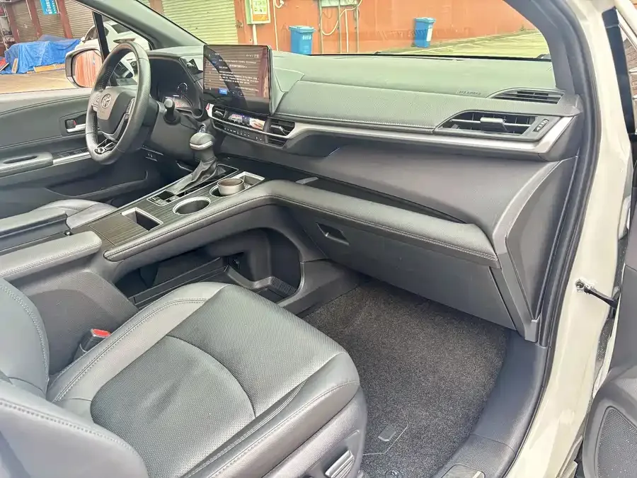 Toyota Sienna SIENNA 2021 2.5L Hybrid Premium Edition 2022 — миниатюра 3