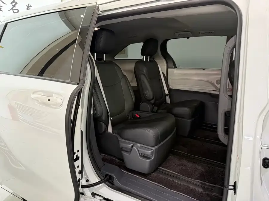 Toyota Sienna SIENNA 2024 2.5L Hybrid Comfort Edition 2024 — миниатюра 3