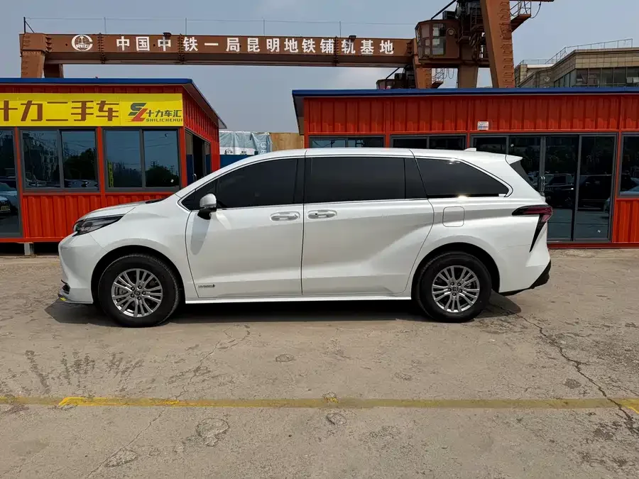 Toyota Sienna SIENNA 2021 2.5L Hybrid Comfort Edition 2022 — миниатюра 2