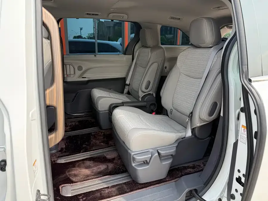 Toyota Sienna SIENNA 2021 2.5L Hybrid Comfort Edition 2022 — миниатюра 4