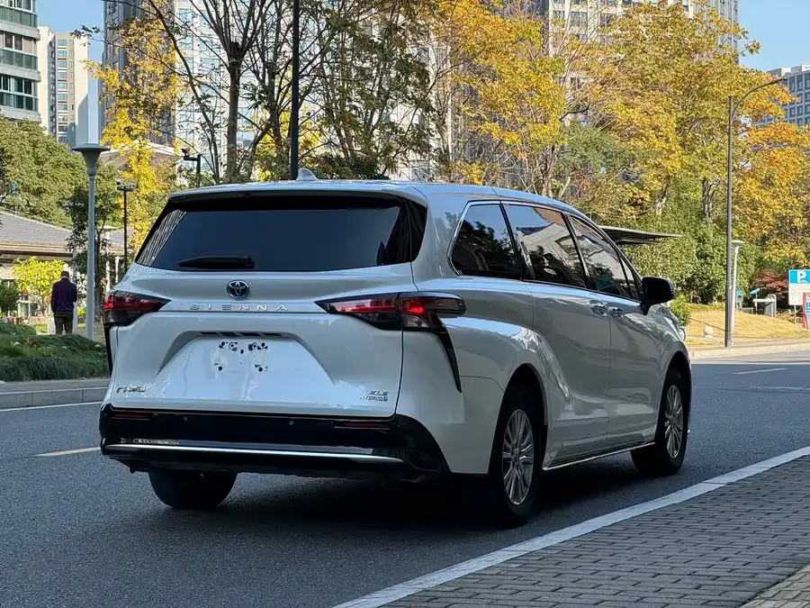 Toyota Sienna SIENNA 2021 2.5L Hybrid Luxury Edition 2023 — миниатюра 2