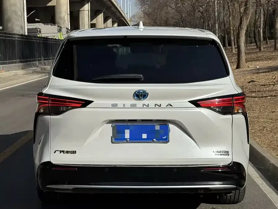 Toyota Sienna SIENNA 2023 2.5L Hybrid Premium Edition 2023 — миниатюра 2