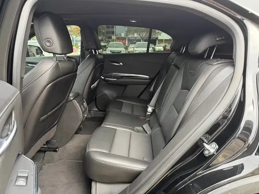 Cadillac XT4 2022 28T two-wheel drive fashion model 2023 — миниатюра 2