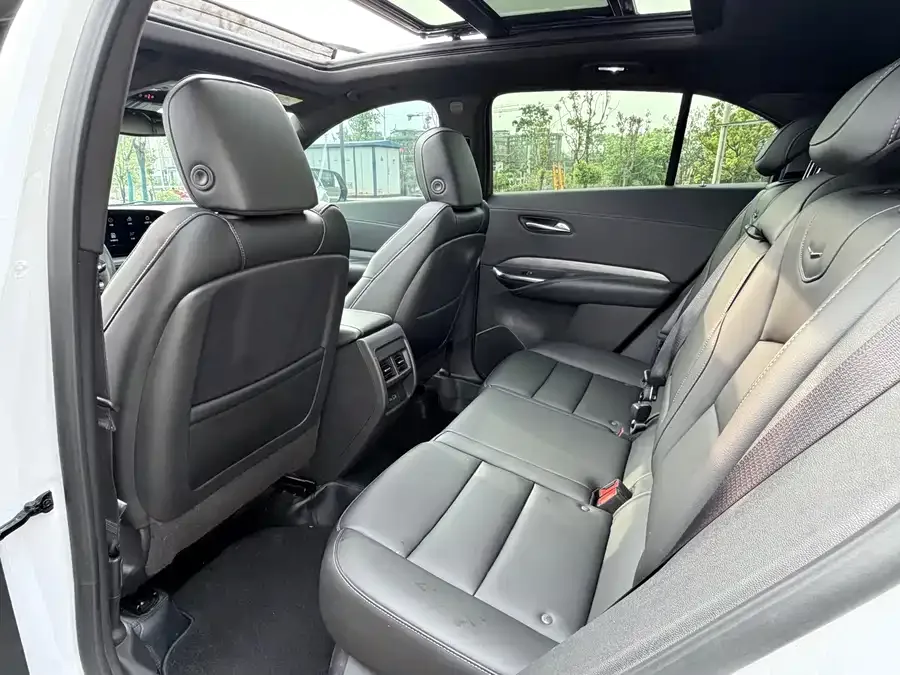 Cadillac XT4 2024 facelift 28T two-wheel drive luxury model 2024 — миниатюра 3
