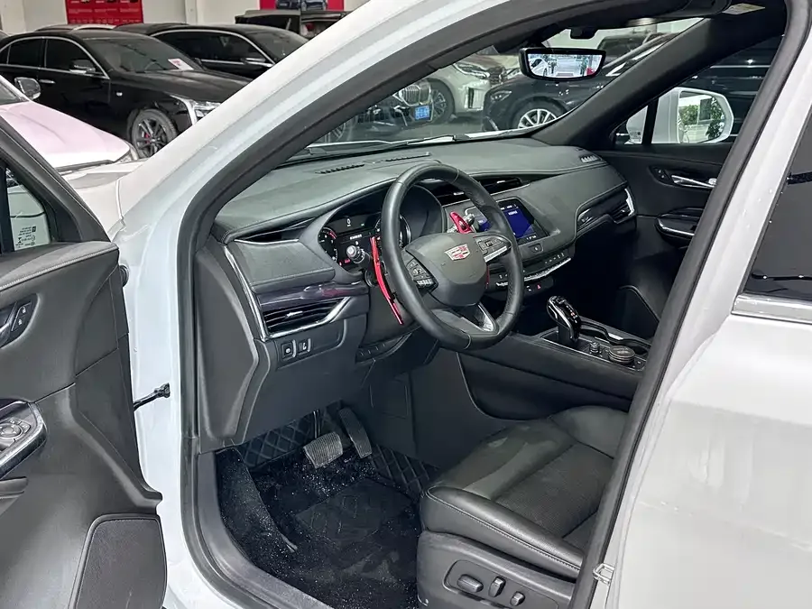 Cadillac XT4 2022 28T two-wheel drive fashion model 2022 — миниатюра 4