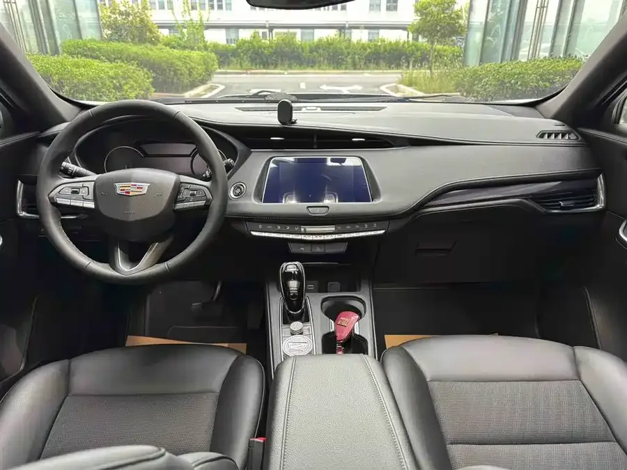 Cadillac XT4 2022 28T two-wheel drive fashion model 2022 — миниатюра 4