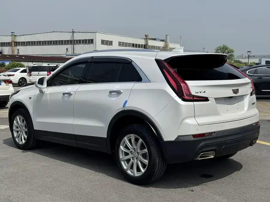 Cadillac XT4 2022 28T two-wheel drive fashion model 2022 — миниатюра 3