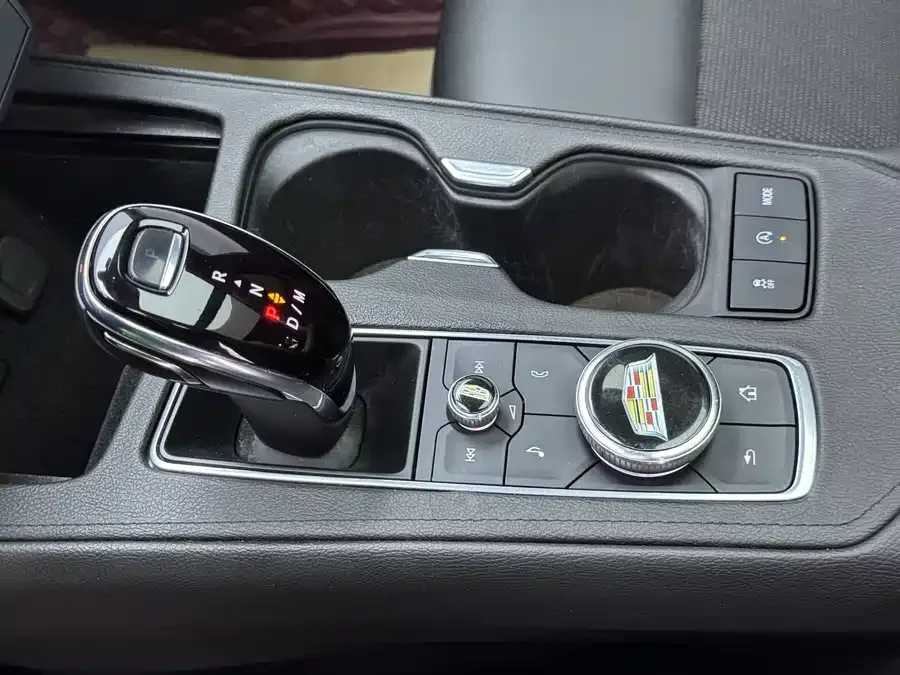 Cadillac XT4 2022 28T two-wheel drive fashion model 2022 — миниатюра 5