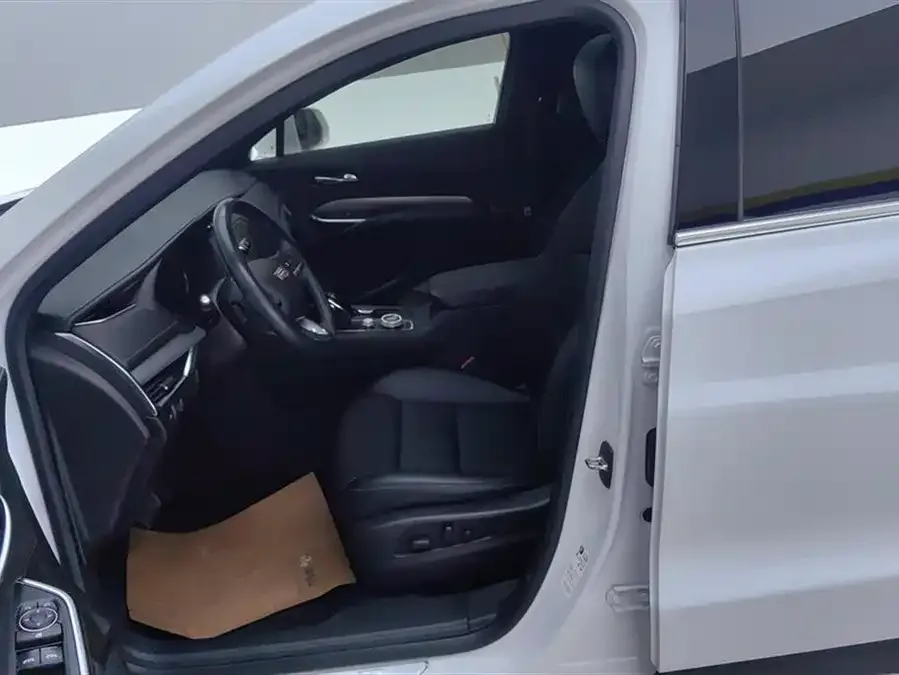 Cadillac XT4 2022 28T two-wheel drive luxury model 2022 — миниатюра 3