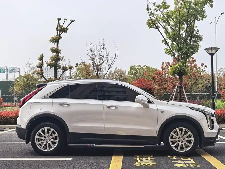 Cadillac XT4 2022 28T two-wheel drive fashion model 2022 — миниатюра 3