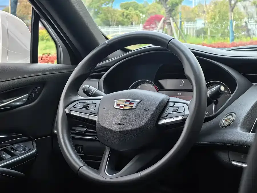 Cadillac XT4 2022 28T two-wheel drive fashion model 2022 — миниатюра 5
