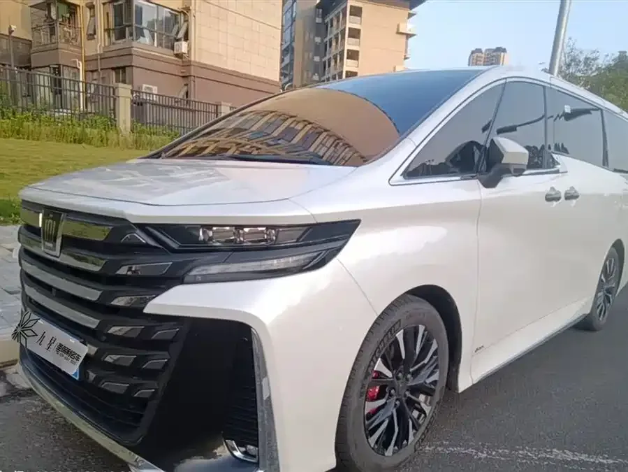 Toyota Crown Vellfire 2025
