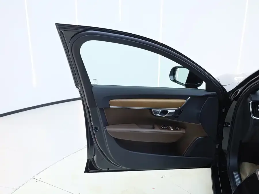 Volvo S90 2025 B5 Zhiyi Luxury Edition 2025 — миниатюра 3