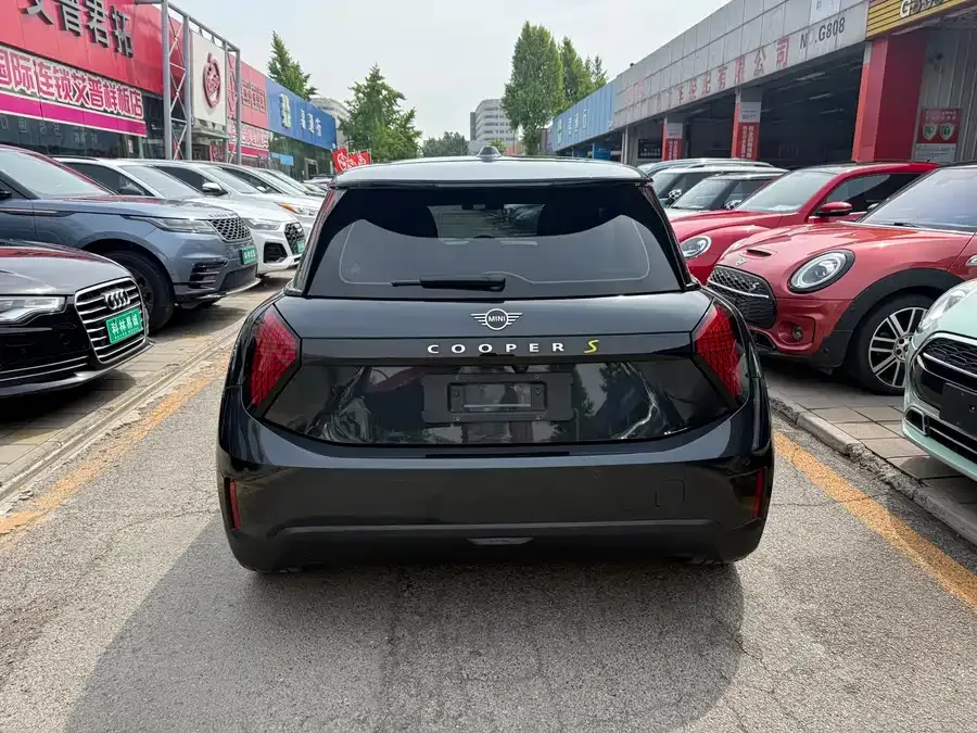 MINI electric COOPER Electric MINI COOPER 2024 Model 452km COOPER SE Artist 2025 — миниатюра 2