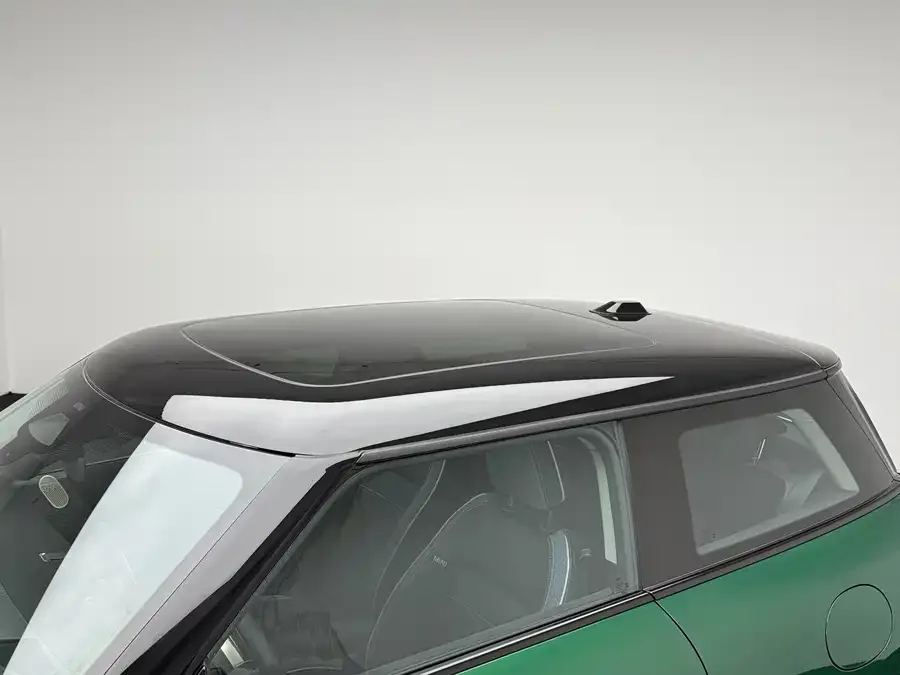 MINI electric COOPER Electric MINI COOPER 2024 Model 452km COOPER SE Artist 2024 — миниатюра 2