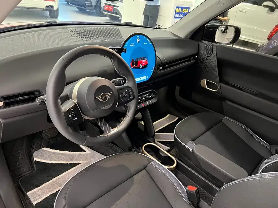 MINI electric COOPER Electric MINI COOPER 2025 456km COOPER E Classic 2025 — миниатюра 3