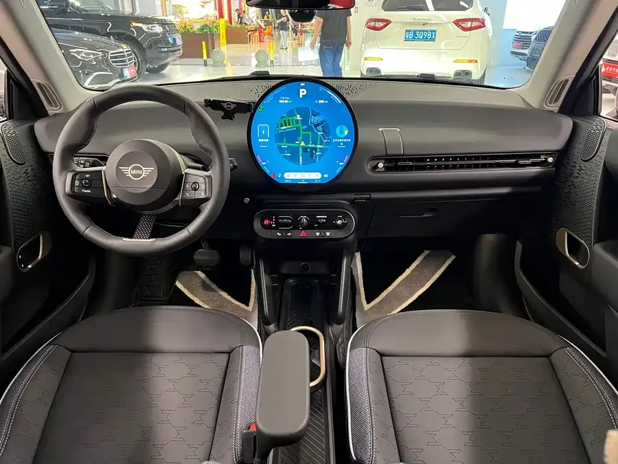 MINI electric COOPER Electric MINI COOPER 2025 456km COOPER E Classic 2025 — миниатюра 5