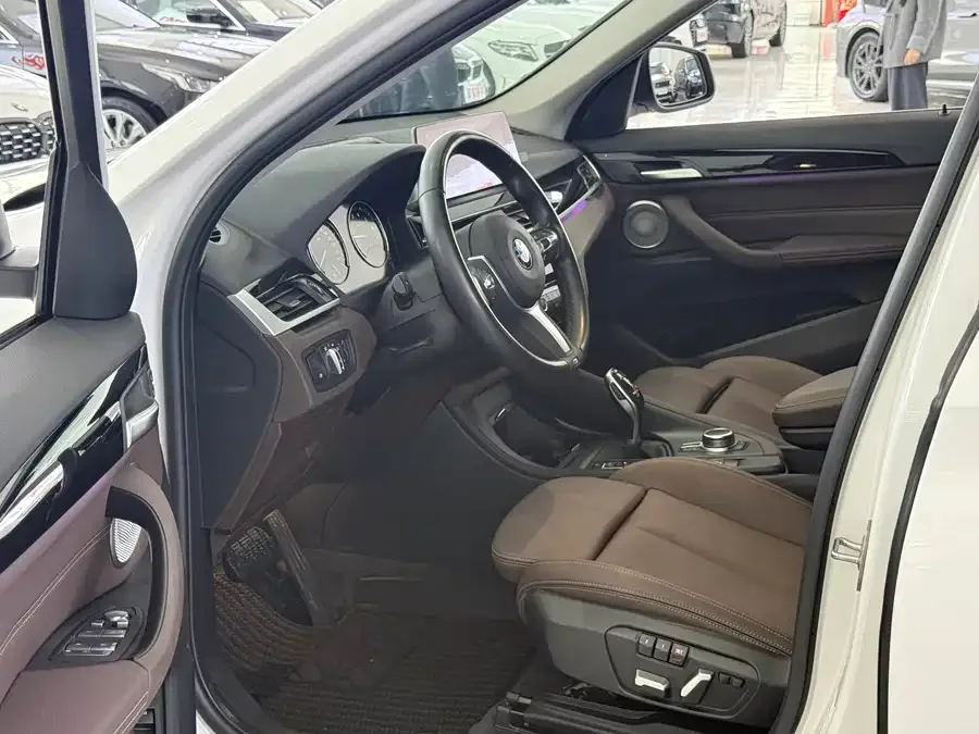 BMW X1 2022 sDrive25Li Leading Edition 2022 — миниатюра 2