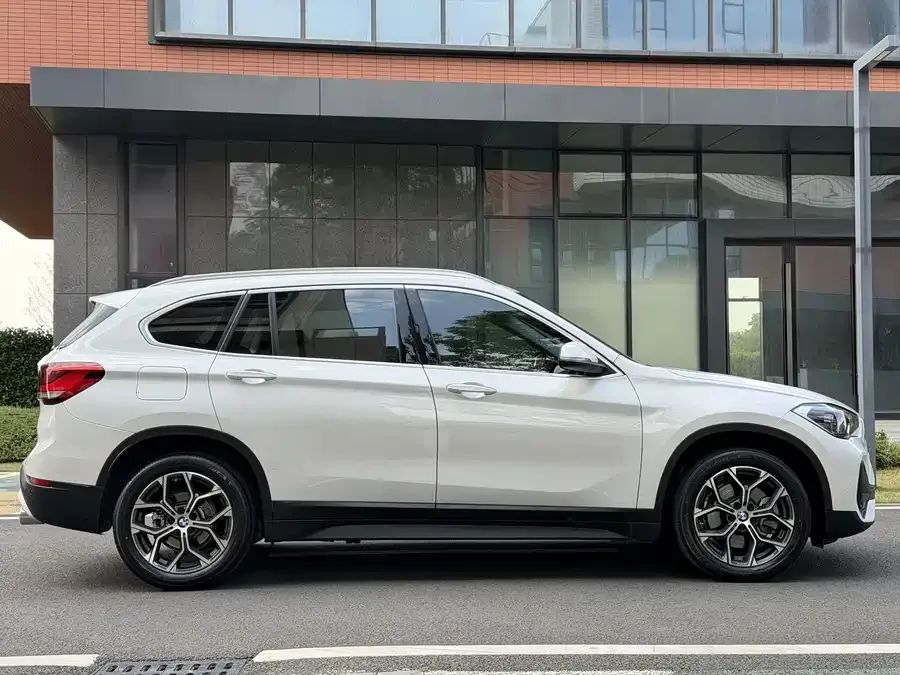 BMW X1 2022 sDrive25Li Leading Edition 2022 — миниатюра 2