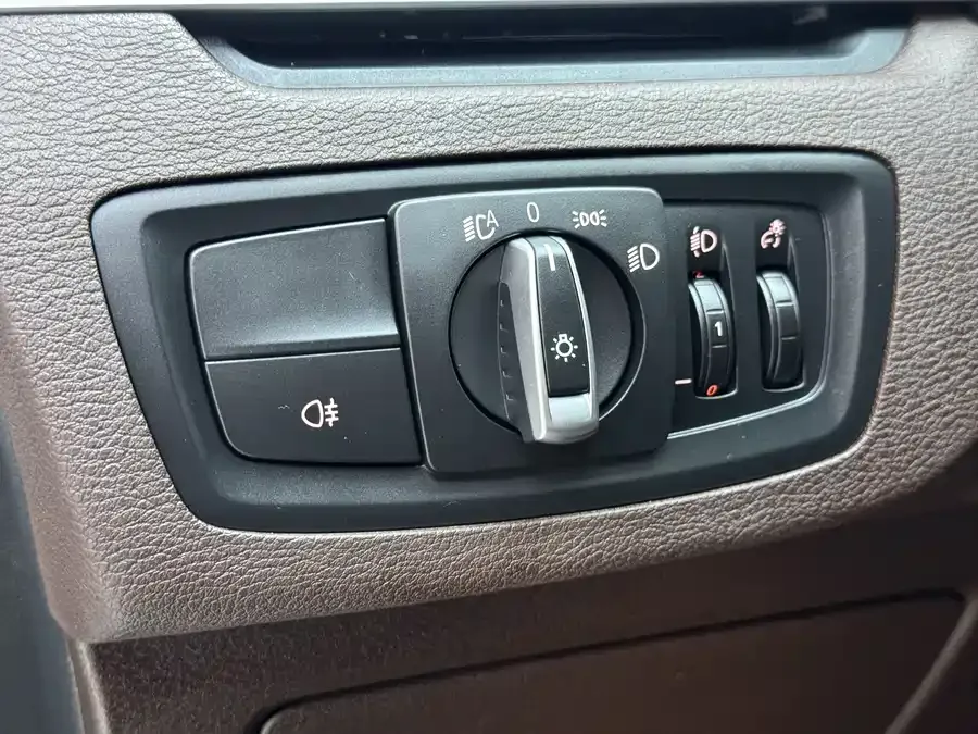 BMW X1 2022 sDrive25Li Leading Edition 2023 — миниатюра 3