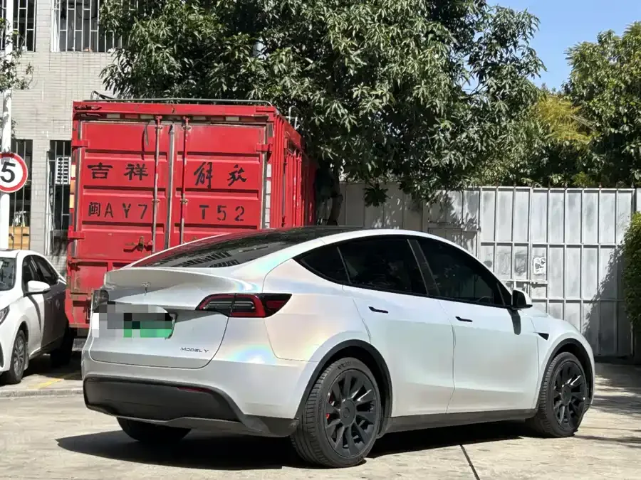 Tesla Model Y Model Y 2022 facelift rear-wheel drive version 2022 — миниатюра 2