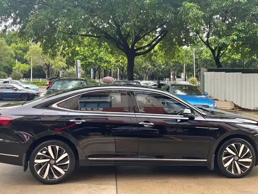 Volkswagen Passat Passat 2022 330TSI Starry Sky Deluxe Edition 2022 — миниатюра 2