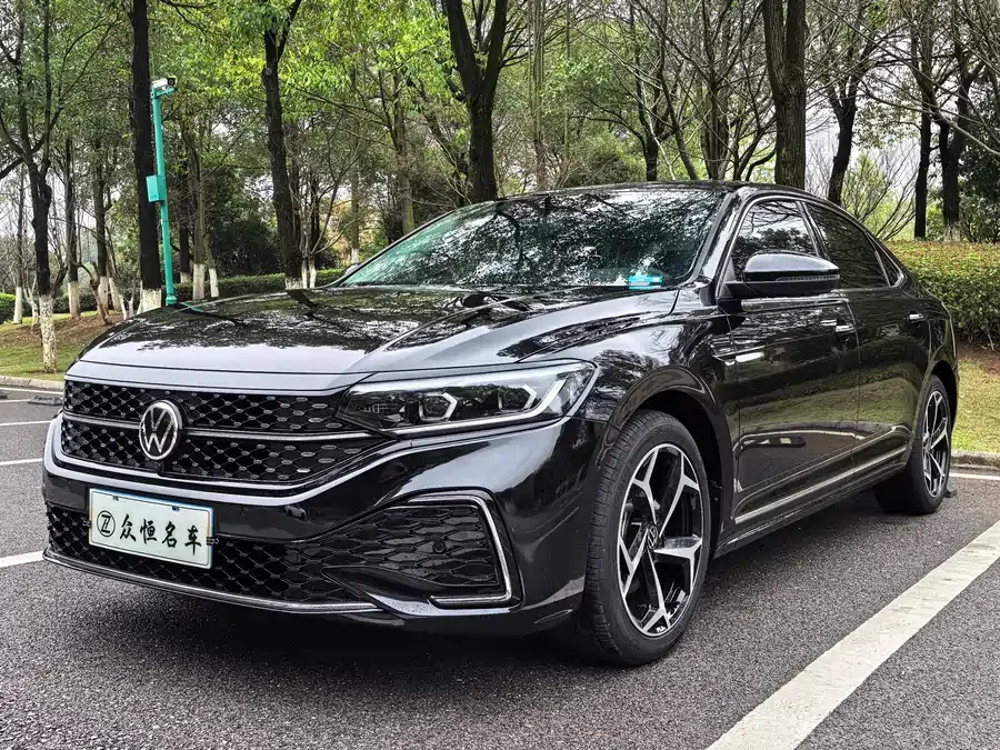 Volkswagen Passat Passat 2023 330TSI Starry Sky Deluxe Edition 2023 — фото 1, купить с доставкой в Москву