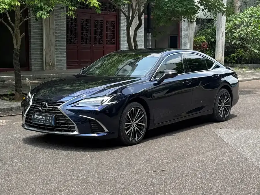Lexus ES 2025