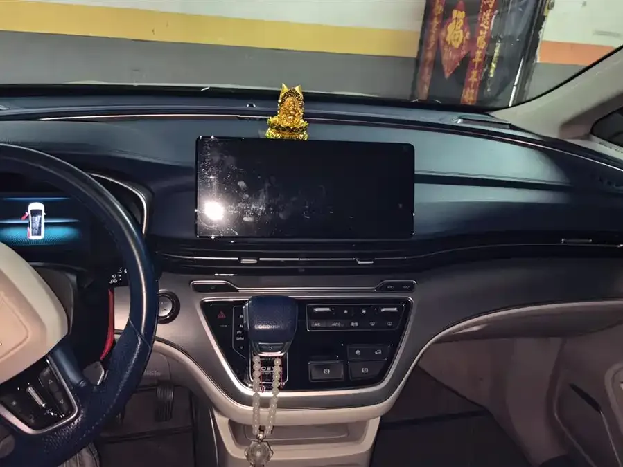 Roewe iMAX8 Roewe iMAX8 2022 400TGI Gathering Edition 2022 — миниатюра 4