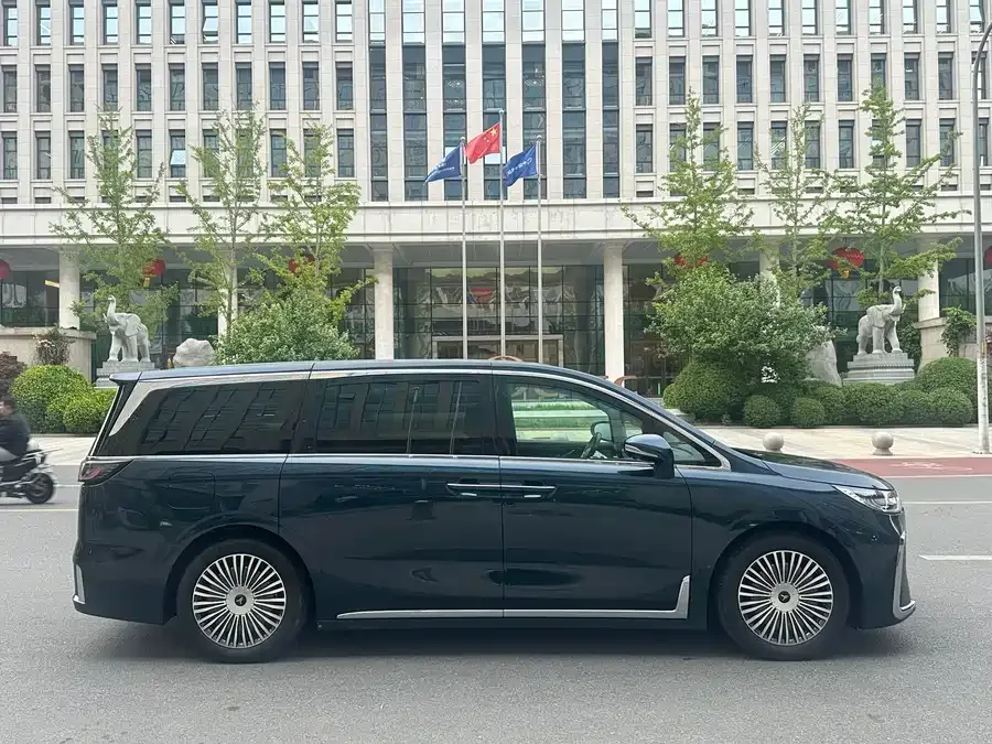Voyah Lantu Dreamer Lantu Dreamer 2025 PHEV 4WD Flagship Kunpeng Edition 2025 — миниатюра 4