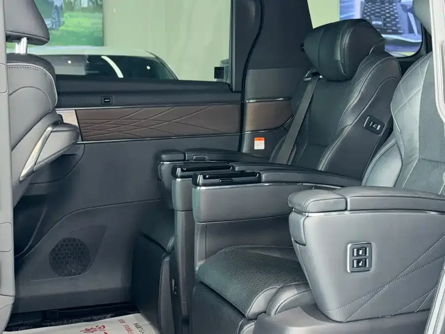 Toyota Alphard Alphard 2024 Hybrid 2.5L Premium Edition 2024 — миниатюра 2