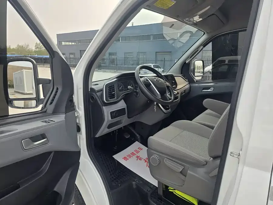 Maxus Xintu V80 Xintu V80 2023 2.0T PLUS AMT Van, Short Wheelbase, Mid-Roof, 3 Seats 2024 — миниатюра 4
