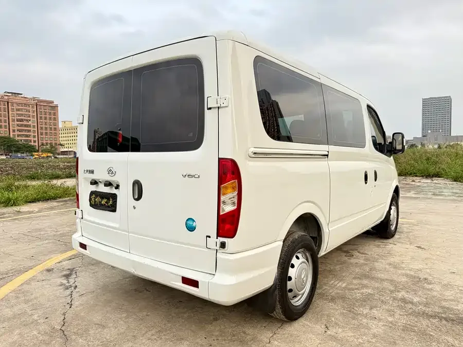 Maxus Xintu V80 Xintu V80 2021 2.0T PLUS Manual City Edition Short Axle Ultra-Low Roof 7/8/9 Seaters 2022 — миниатюра 2
