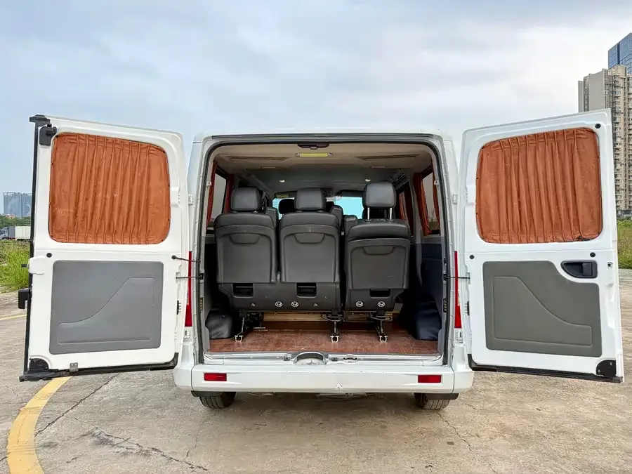 Maxus Xintu V80 Xintu V80 2021 2.0T PLUS Manual City Edition Short Axle Ultra-Low Roof 7/8/9 Seaters 2022 — миниатюра 3