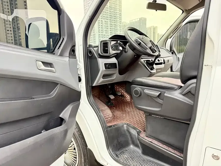 Maxus Xintu V80 Xintu V80 2023 2.0T PLUS Manual Business Travel Edition Long Axis Mid-Top 9 Seats 3-row 2023 — миниатюра 4