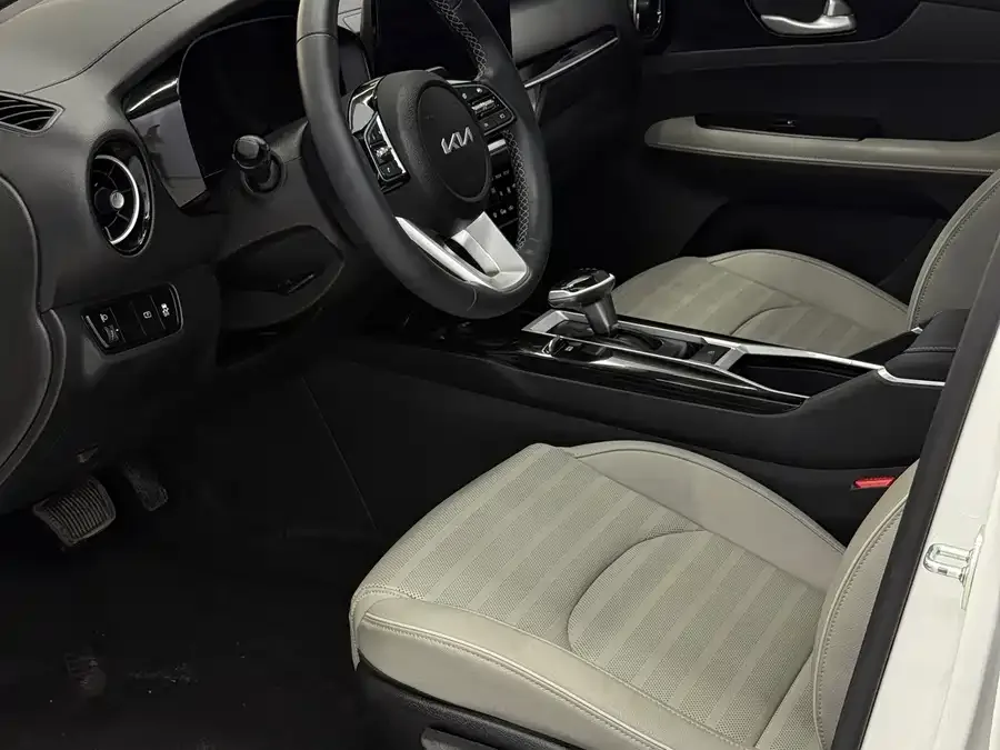 Kia K3 2023 1.5L CVT Luxury Edition 2023 — миниатюра 3