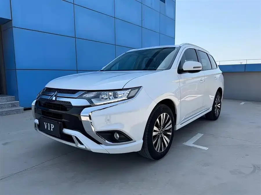 Mitsubishi Outlander Outlander 2021 facelift 2.0L 2WD Enjoy Edition 5 seats 2022 — фото 1, купить с доставкой в Москву