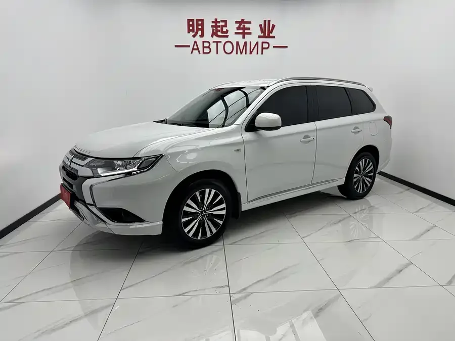 Mitsubishi Outlander Outlander 2021 facelift 2.0L 2WD 5-seater 2022 — фото 1, купить с доставкой в Москву