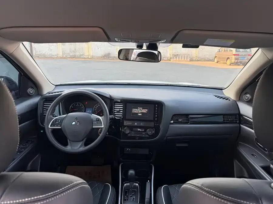 Mitsubishi Outlander Outlander 2021 facelift 2.0L 2WD 5-seater 2022 — миниатюра 3