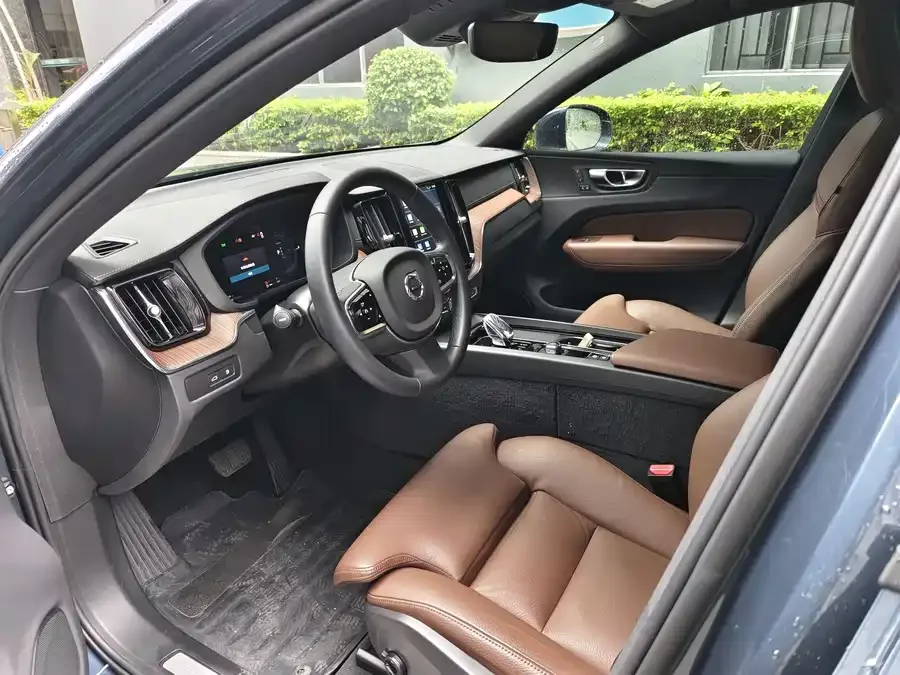 Volvo XC60 Plug-in Hybrid 2023 T8 Plug-in Hybrid Long-range Four-wheel Drive Zhiyuan Luxury Edition 2023 — миниатюра 2