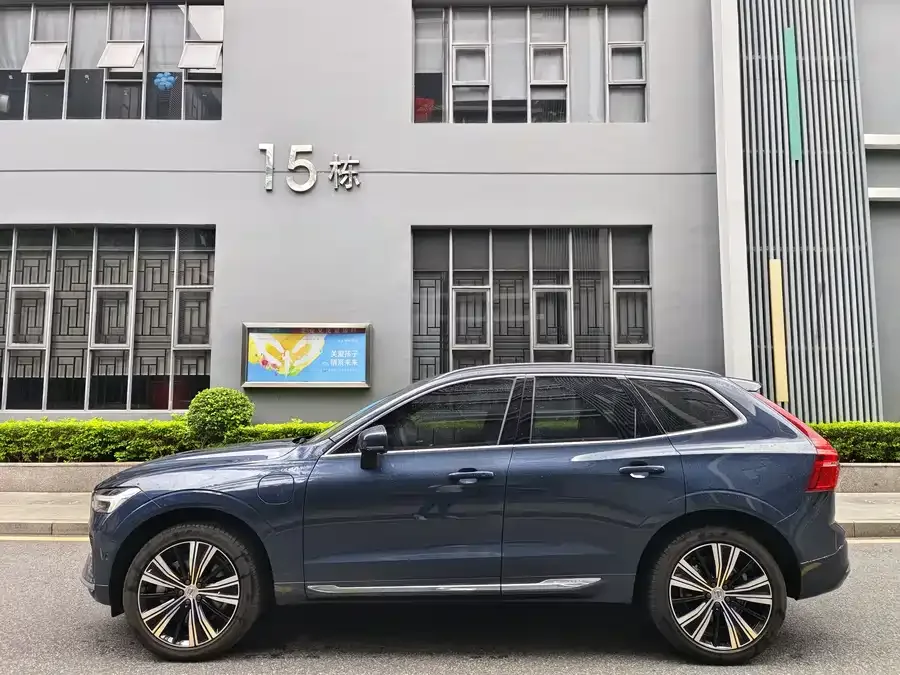 Volvo XC60 Plug-in Hybrid 2023 T8 Plug-in Hybrid Long-range Four-wheel Drive Zhiyuan Luxury Edition 2023 — миниатюра 4