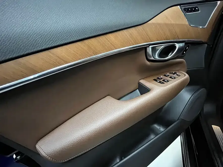 Volvo XC90 2022 B5 Zhixing Deluxe Edition 5-seater 2022 — миниатюра 3