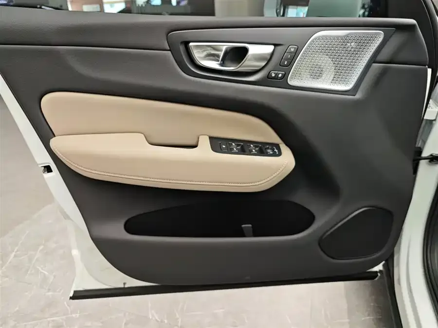 Volvo XC60 2025 B5 4WD Zhiyi Luxury Edition 2025 — миниатюра 2